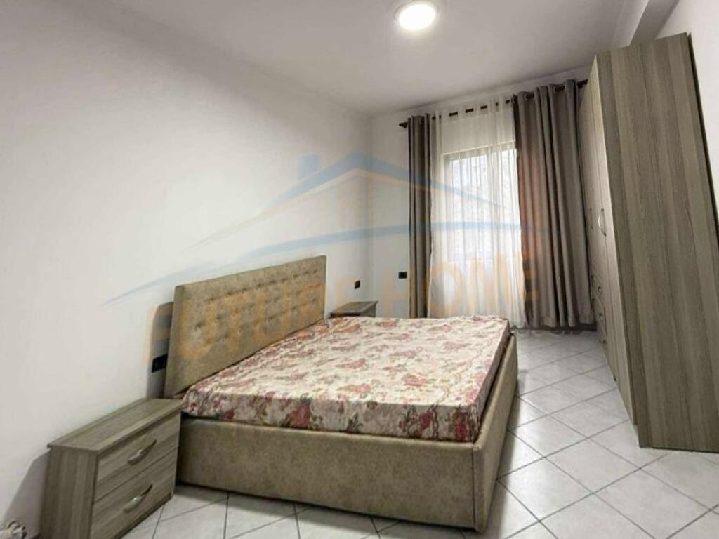 Me qira – Apartament 2+1+2, i pozicionuar në Rrugën Reshit Maloku, pranë Bulevardit të Ri.