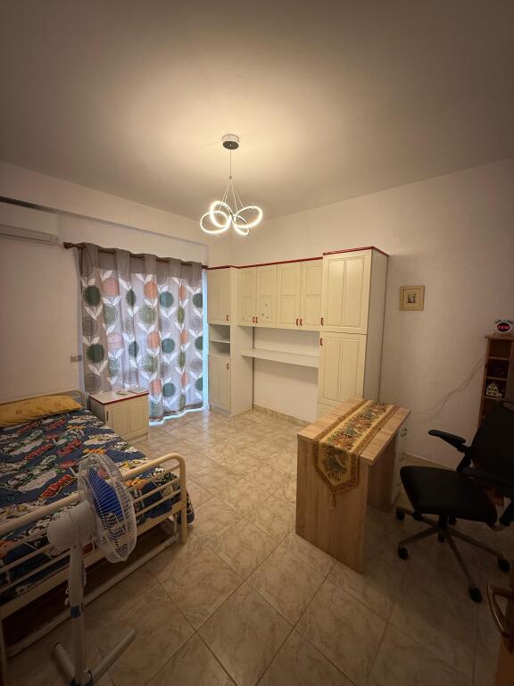 Rruga Kavajes Jepet Apartament 3+1+2 Me Qera