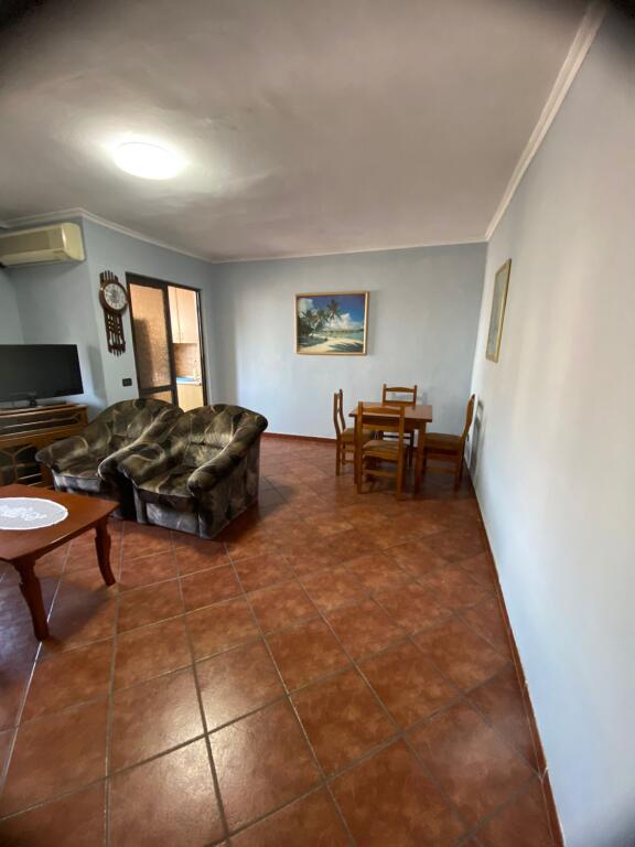 🏢A pochi minuti da Piazza Skenderbej, Via Bardhok Biba affitta un appartamento arredato 2+1. 550 Euro