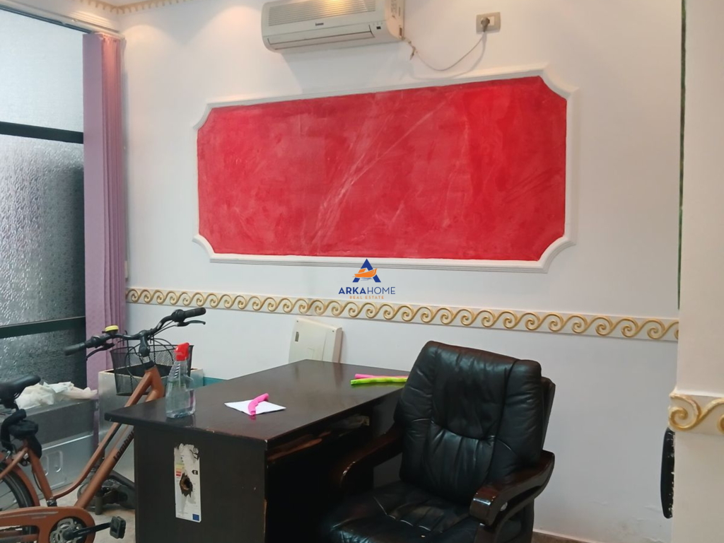 UFFICIO IN AFFITTO 48M2 "21 DHJETORI" 450 EURO.