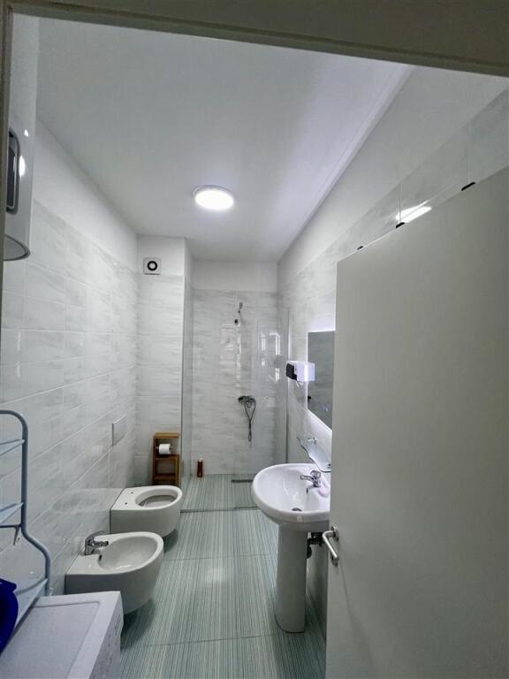 AFFITTASI 2+1+1 STAZIONE DEL TRENO VICINO NUOVO BLV 65.000 LEKE