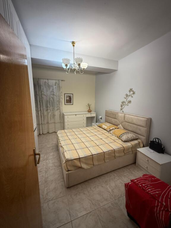 Rruga Kavajes Jepet Apartament 3+1+2 Me Qera