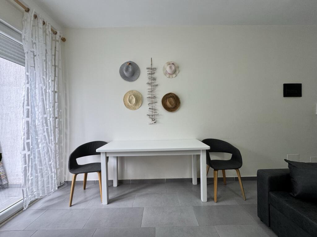 In Affitto: Appartamento 1+1 – Seconda Linea, Ampio Terrazzo, Durazzo