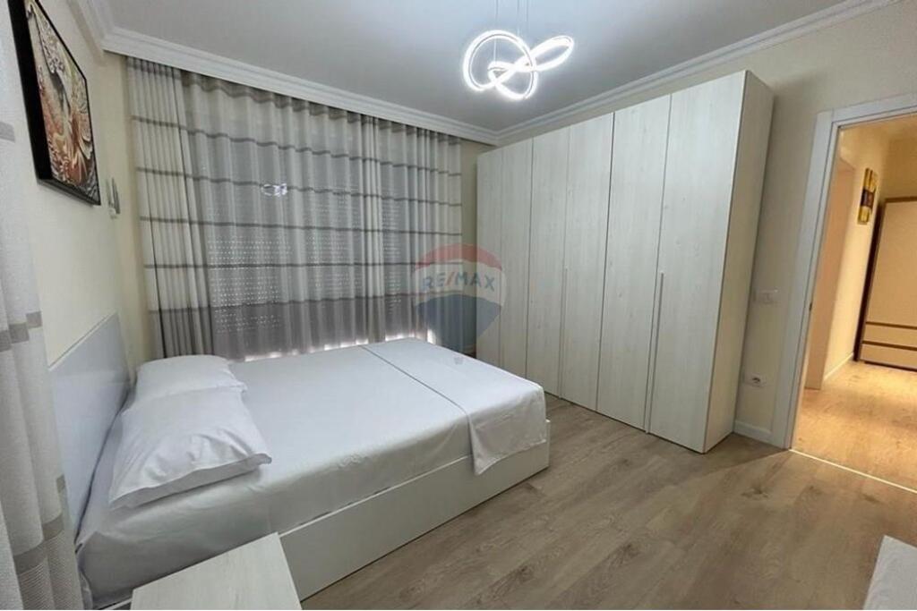 Apartament 2+1+3 tek Pazari i Ri.