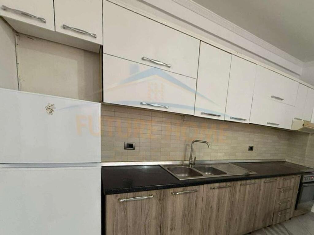 Me qira – Apartament 2+1+2, i pozicionuar në Rrugën Reshit Maloku, pranë Bulevardit të Ri.