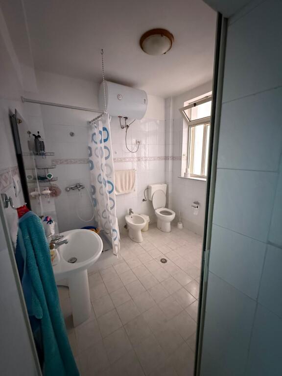 Rruga Kavajes Jepet Apartament 3+1+2 Me Qera