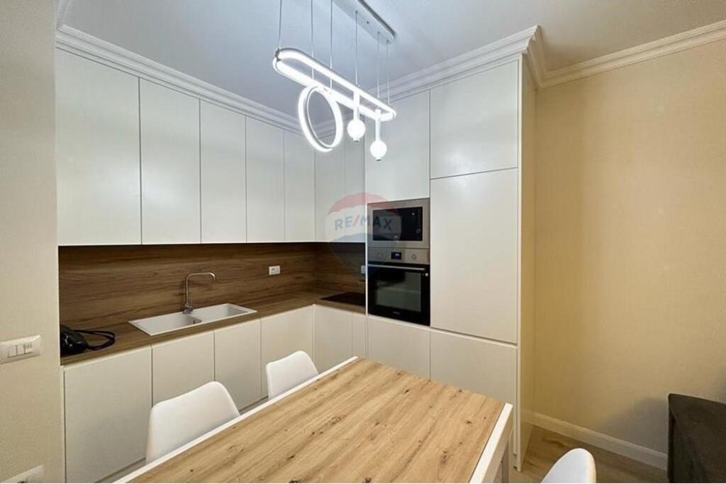 Apartament 2+1+3 tek Pazari i Ri.