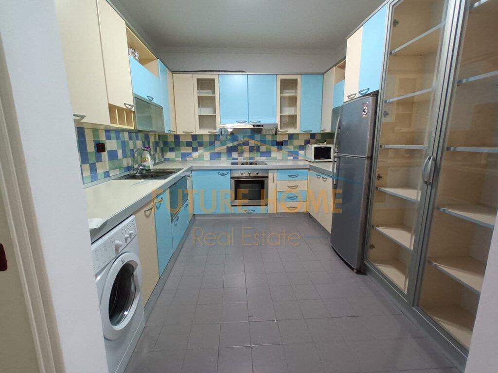 Shitet apartament 2+1 Komuna e Parisit