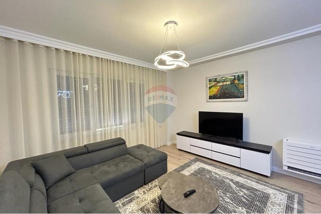 Apartament 2+1+3 tek Pazari i Ri.