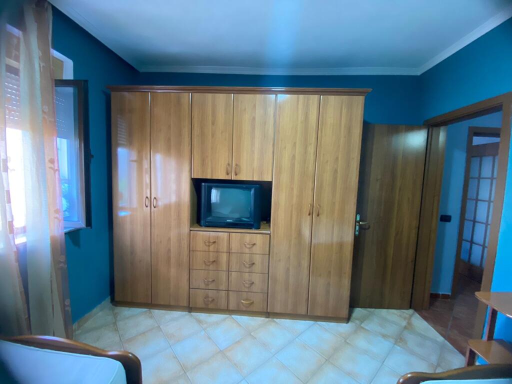 🏢A pochi minuti da Piazza Skenderbej, Via Bardhok Biba affitta un appartamento arredato 2+1. 550 Euro