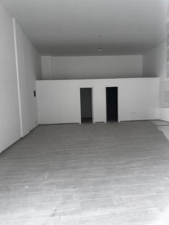 SHOP FOR RENT – 85m², PRICE: 800€