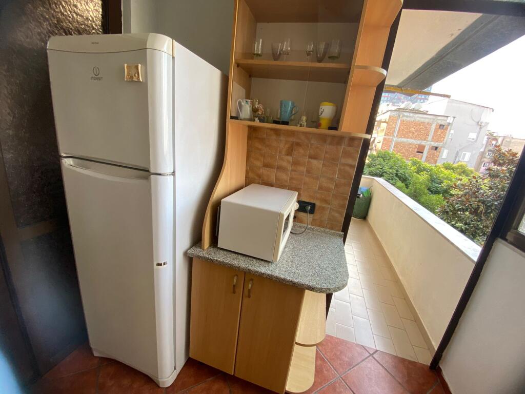 🏢A pochi minuti da Piazza Skenderbej, Via Bardhok Biba affitta un appartamento arredato 2+1. 550 Euro