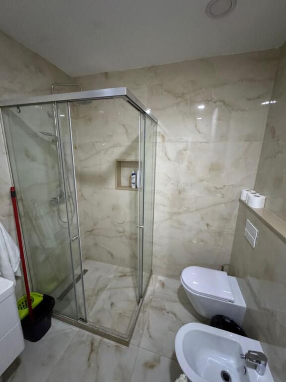 ✨ Apartament 1+1 me Qira – Në Zemër të Bllokut ✨