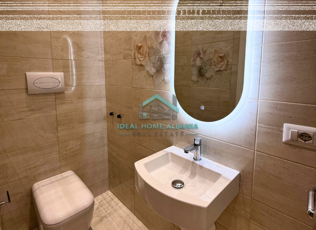 Penthouse 2+1+2+Ballkon me Pamje nga Qyteti ne Shitje – Shkolla "Halim Xhelo", Vlorë (Pamje spektakolare)