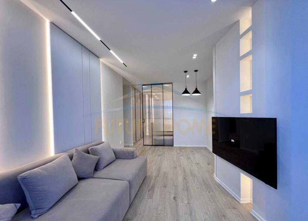 Shitet , Apartament 2+1, 21 Dhjetori, Tiranë. 