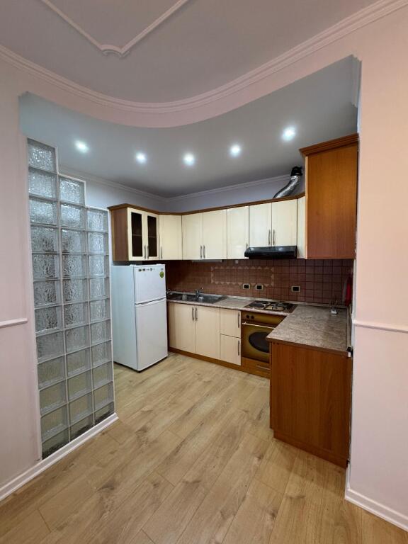 Shitet,Apartament 1+1 Rruga Bardhyl,Tirana.