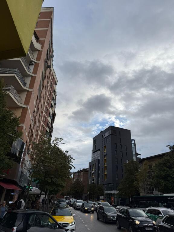 Locale Commerciale in Affitto – Via Elbasanit (posizionato sul lato della strada)