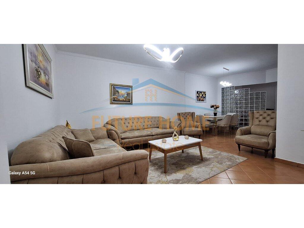 Shitet apartament 2+1 Komuna e Parisit