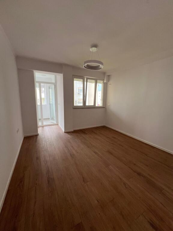 Shitet apartament 1+1+bllk