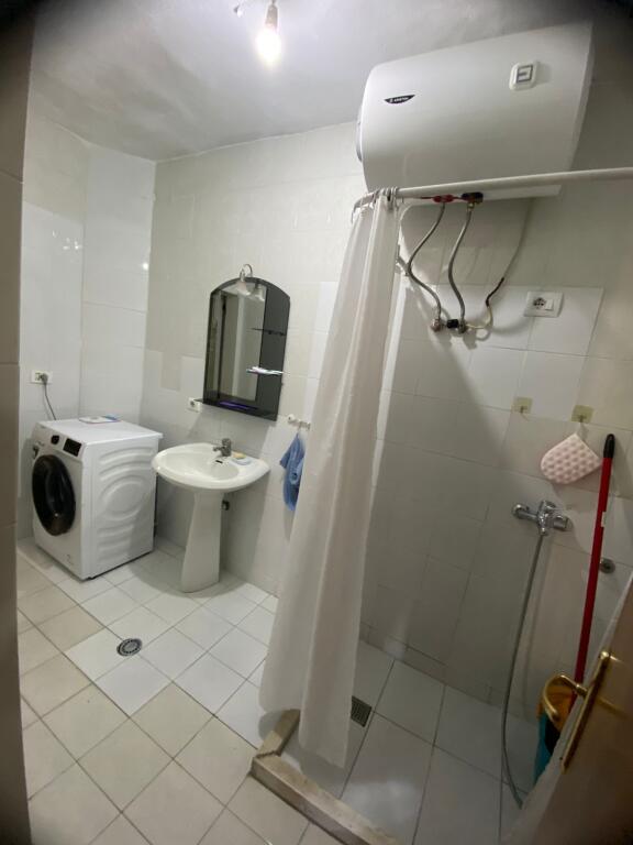🏢A pochi minuti da Piazza Skenderbej, Via Bardhok Biba affitta un appartamento arredato 2+1. 550 Euro