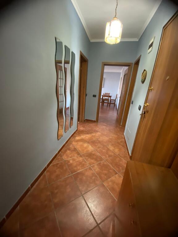 🏢A pochi minuti da Piazza Skenderbej, Via Bardhok Biba affitta un appartamento arredato 2+1. 550 Euro