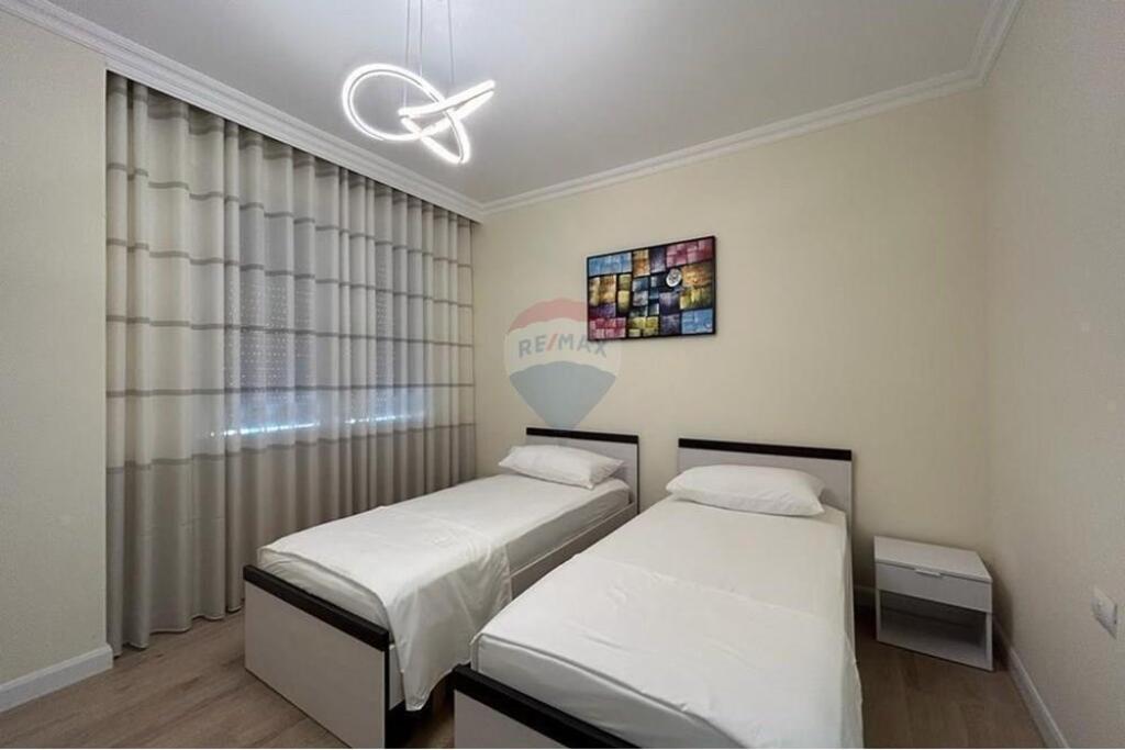 Apartament 2+1+3 tek Pazari i Ri.