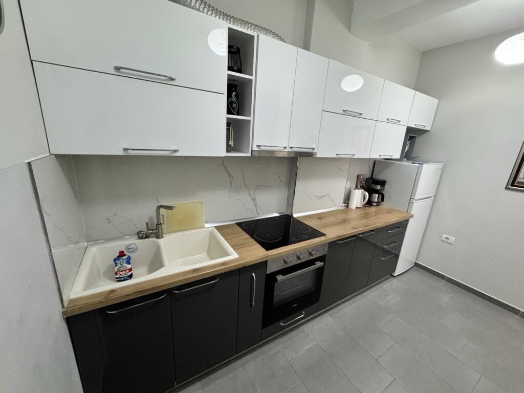 In Affitto: Appartamento 1+1 – Seconda Linea, Ampio Terrazzo, Durazzo