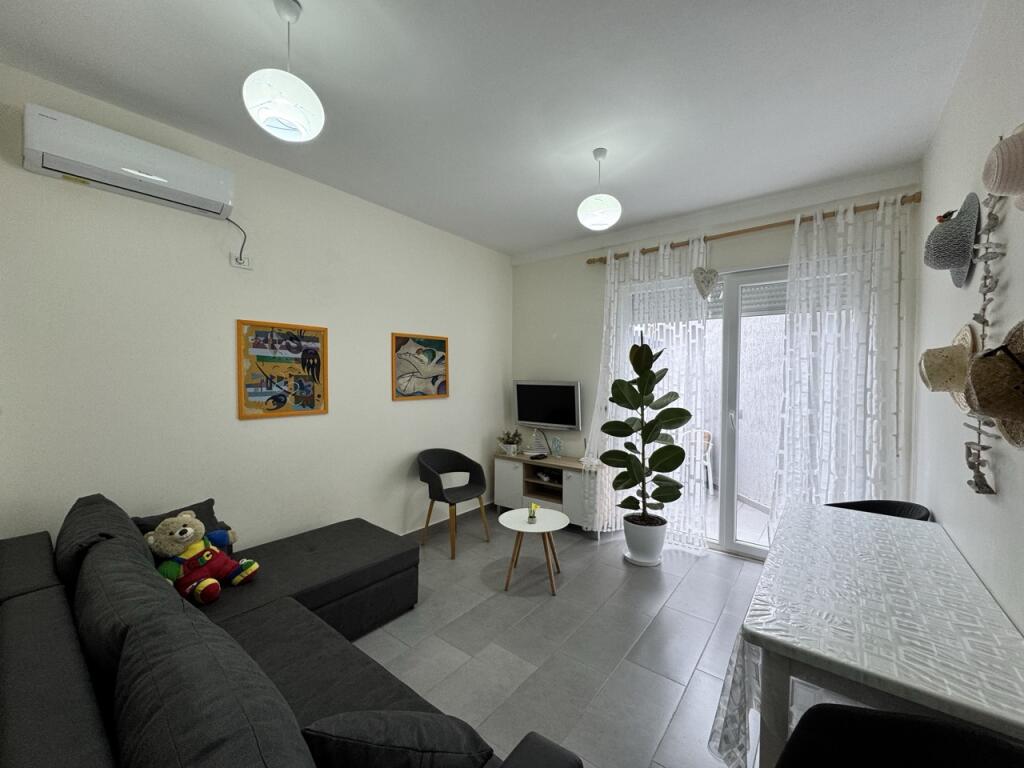 In Affitto: Appartamento 1+1 – Seconda Linea, Ampio Terrazzo, Durazzo