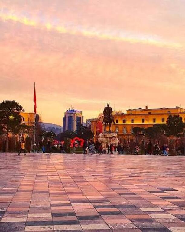OKAZION: SHITET: 1+1 &amp; Kuzhine Vec + Ballkon  (Pazari i ri - Bazaar Gate) Kulla 27 katëshe Në zemër të Tiranës || 225.000 euro