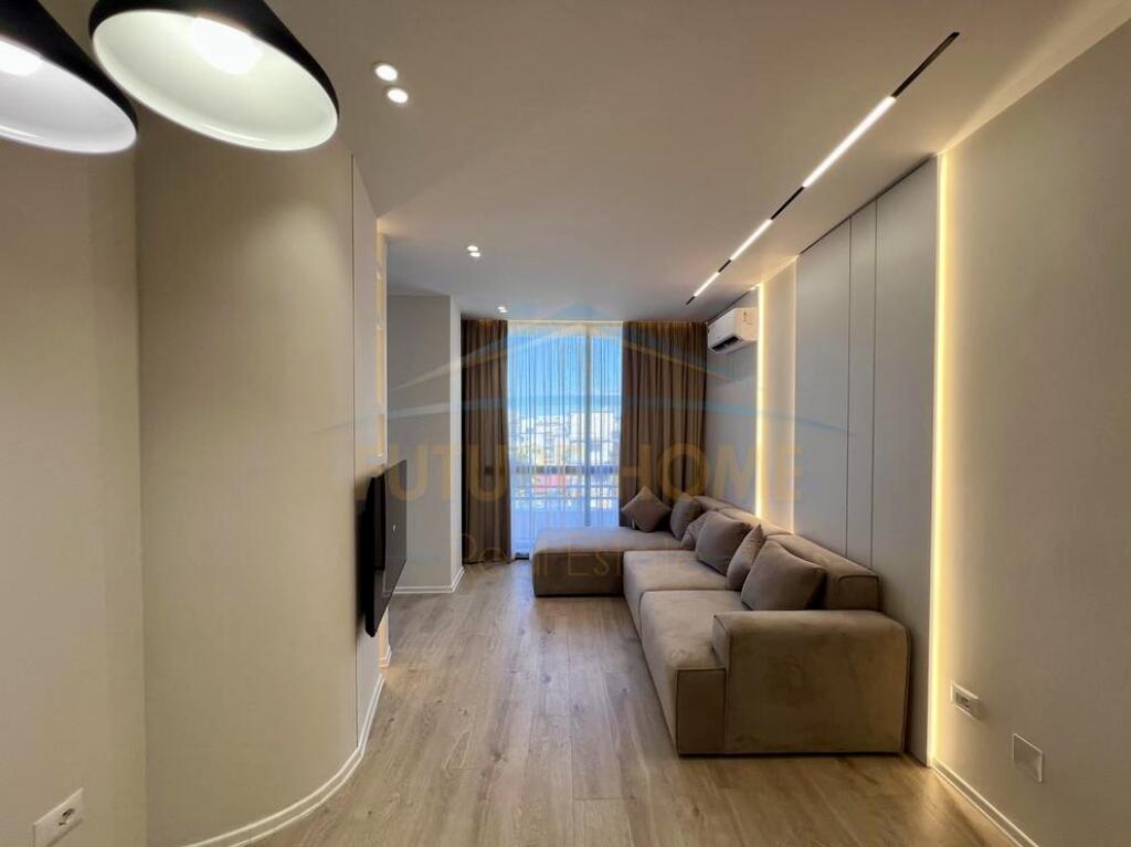 Shitet , Apartament 2+1, 21 Dhjetori, Tiranë. 