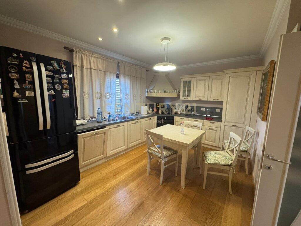 BRRYLI, SHESIM APARTAMENT 3+1+2+POST PARKIMI!