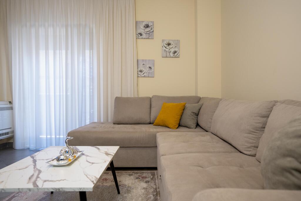 Apartament me qera 1+1