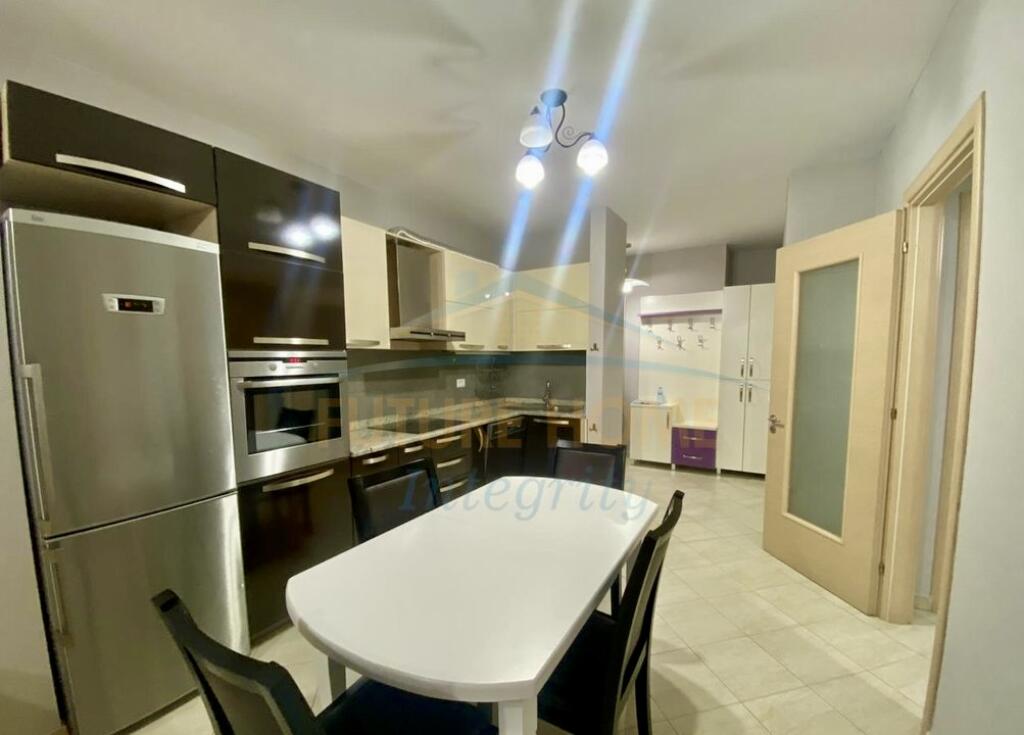 Qera, Apartament 2+1+2, Kompleksi Kontakt, 21 Dhjetori, Tiranë.