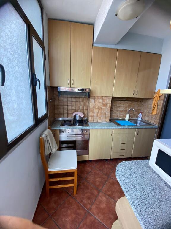 🏢A pochi minuti da Piazza Skenderbej, Via Bardhok Biba affitta un appartamento arredato 2+1. 550 Euro