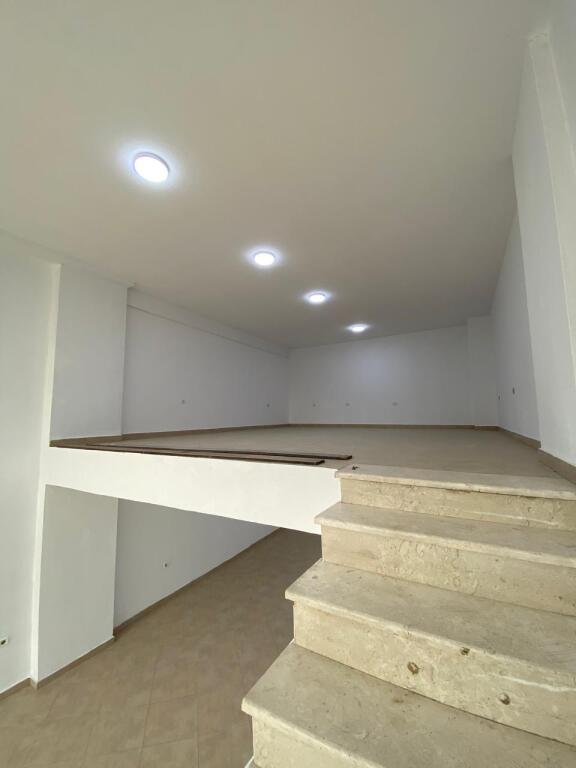 Business premises for rent, duplex, on Petrela Street!
