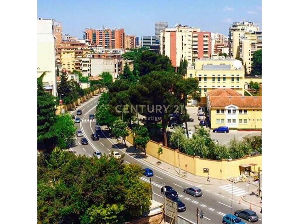 Locale Commerciale in Affitto – Via Elbasanit (posizionato sul lato della strada)