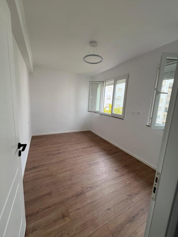 Shitet apartament 1+1+bllk