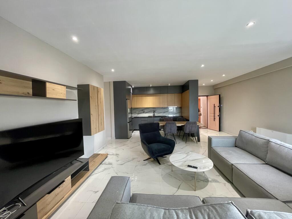 Jepet me QIRA apartament 3+1+PARKIM buzë Liqenit të Farkës