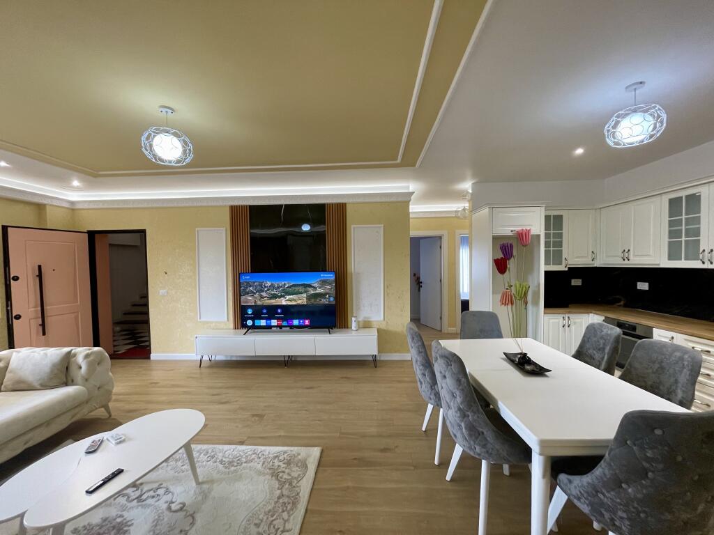 Jepet me QIRA apartament 2+1 luksoz në rezidencë private, Liqenit të Farkës