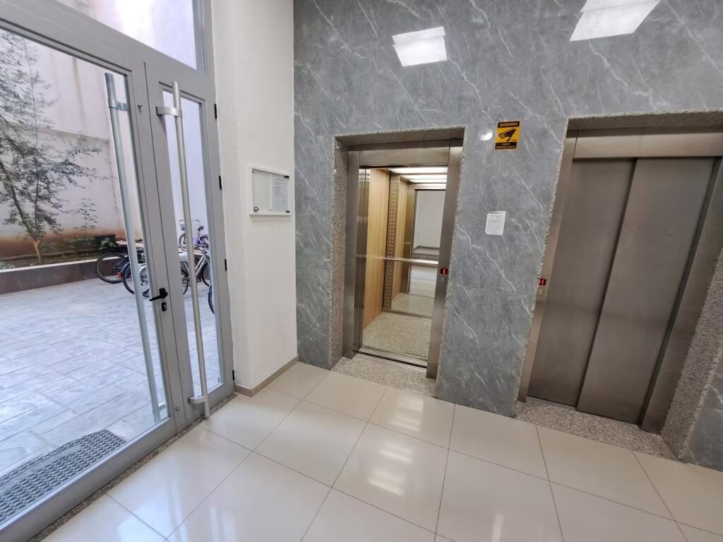 Me qira 2+1+2 modern 100 m² – Post parkimi i përfshirë, Pazar i Ri