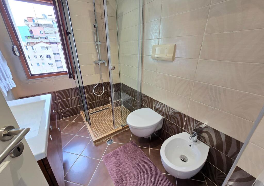 Apartament 2+1+post parkimi me qira ne Bllok