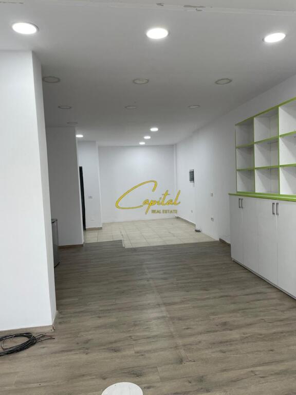 SHOP FOR SALE 54 M2 LAPRAKE 182,000 EURO