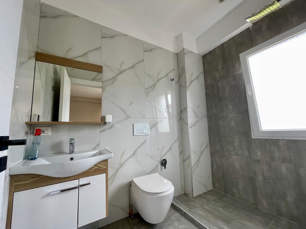 Jepet me QIRA apartament 3+1+PARKIM buzë Liqenit të Farkës