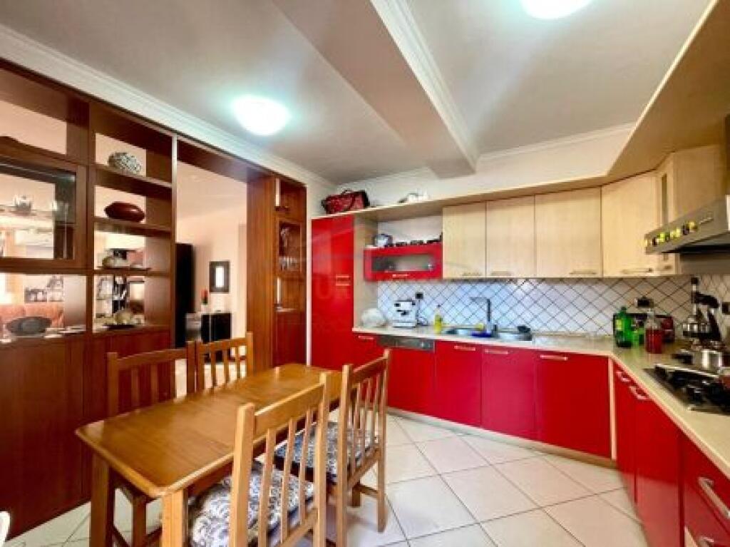 Shitet Apartament 3+1+2, Komuna E Parisit , Tirane
