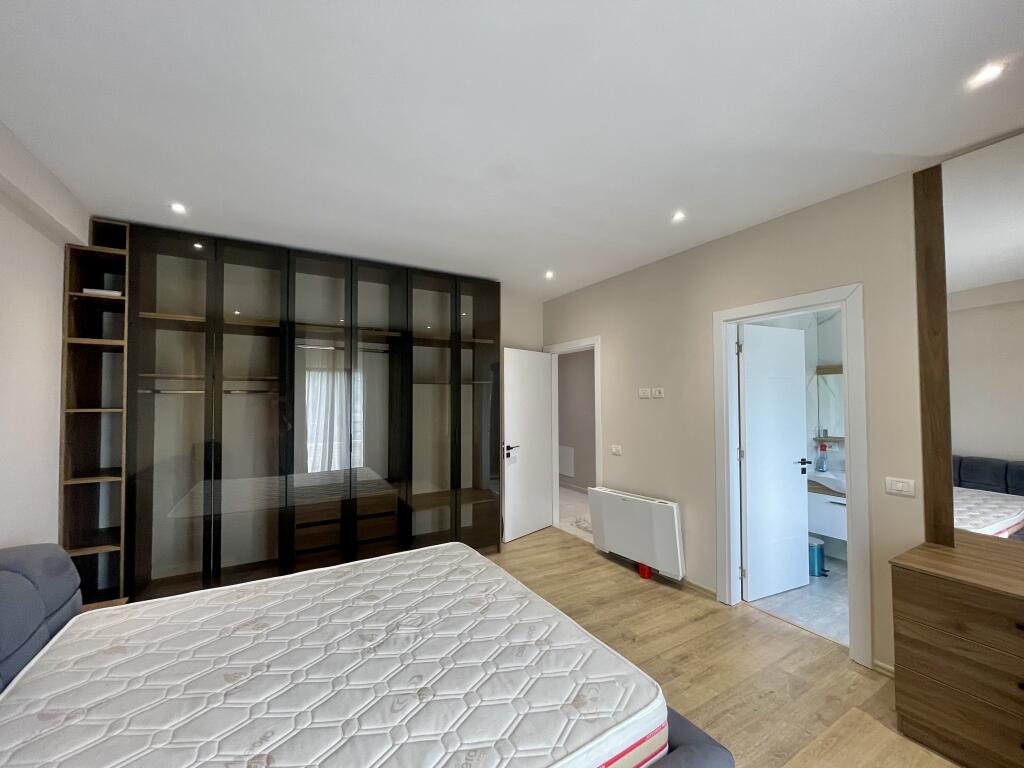 Jepet me QIRA apartament 3+1+PARKIM buzë Liqenit të Farkës