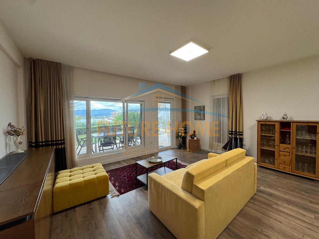 VILLA SU 4 PIANI IN VENDITA, A FARKE CON VISTA LAGO