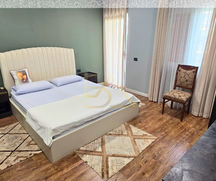 Jepet me Qira – Vilë me Magazinë, Rruga “5 Maji”, Tiranë