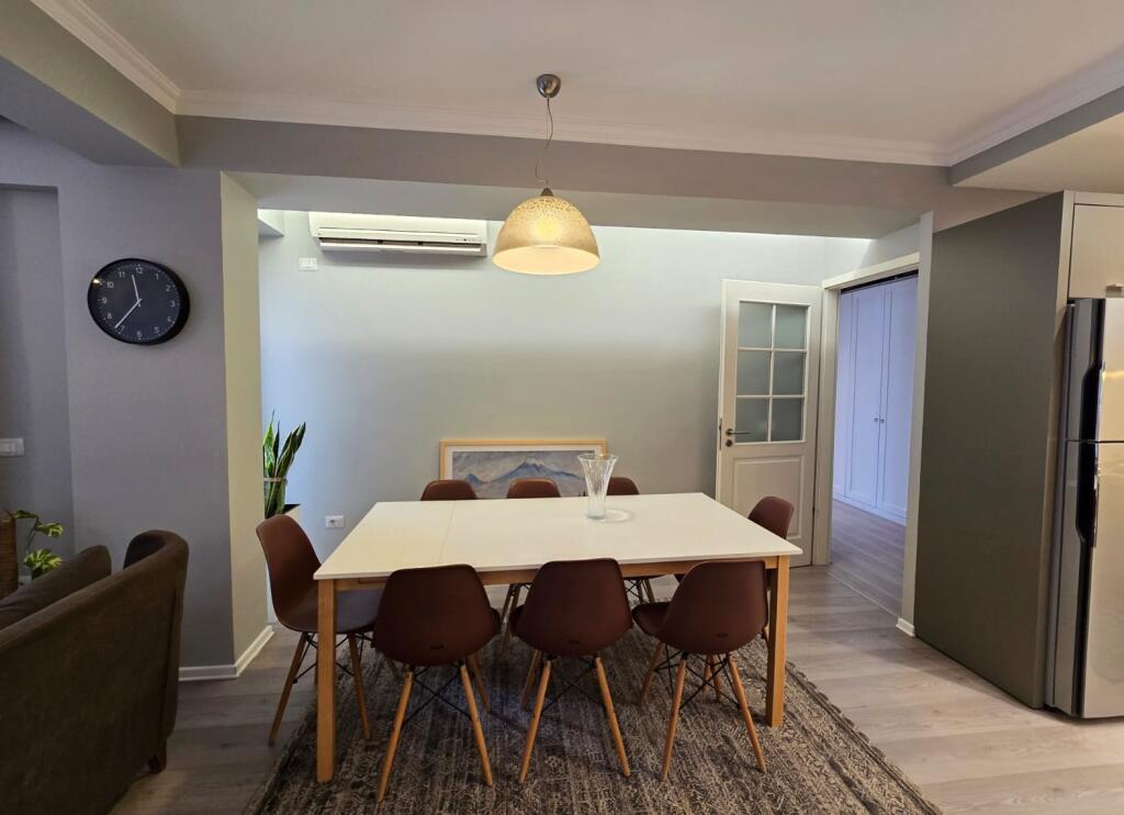 Apartament 2+1+post parkimi me qira ne Bllok