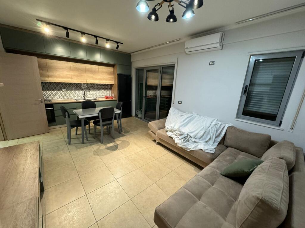 QERA – Apartament 1+1 📍 5 Maji, pranë Concord Center💶 50000 leke / muaj