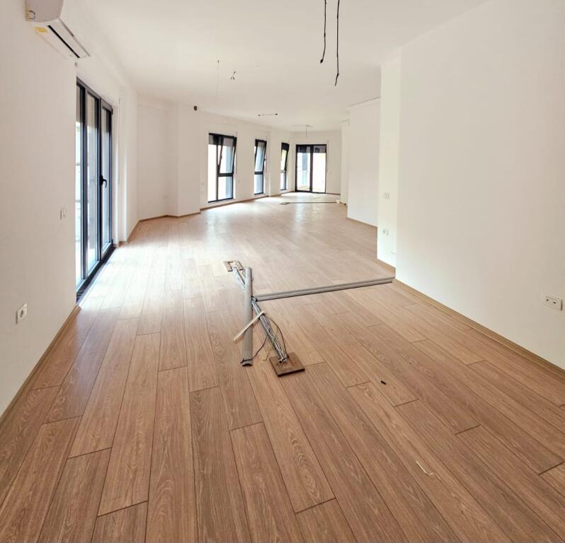 In Affitto: *Ufficio, Open Space* 📍Centro, *Dietro il 15° piano* ( *800€/mese* ) 2° Piano in Nuovo Edificio - *Fantastico Per Ogni Tipo Di Attività* | 3 Condizionatori | Vista Dalla Strada Principale | Tutte Le Installazioni Sono Di Qualità